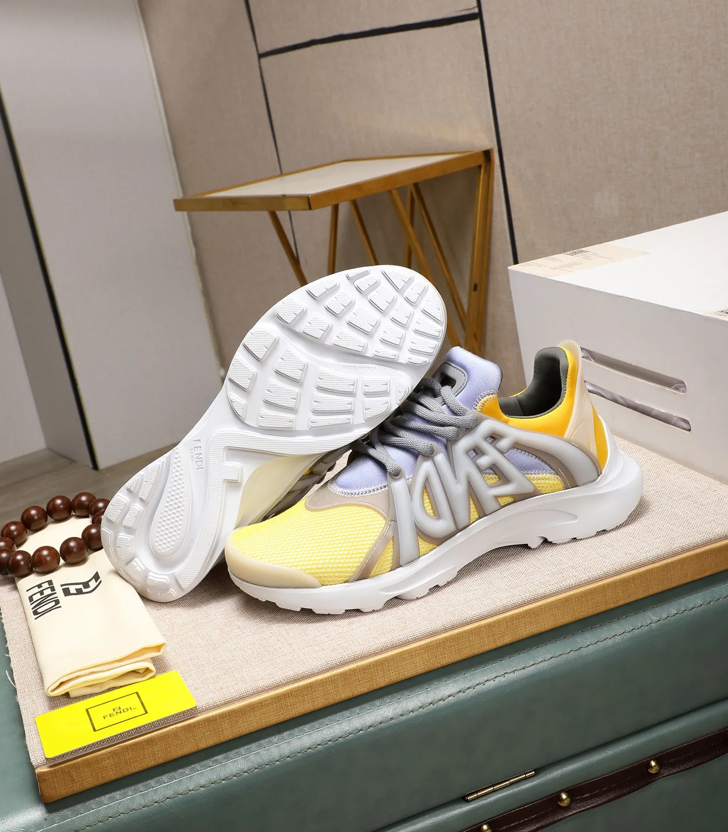 Men's Men's Shoes 💰800 Fendi Fendi's latest Tag series of men's casual mesh sports running shoes, originally purchased and developed, this Tag sneaker is a one-leg sneaker, made of black high-tech mesh material with gray neoprene details. Oversized FENDI lettering on the side and translucent rubber details. Light and flexible rubber running shoe soles, beautifully packaged at the delivery counter, customized breathable lining, original molded foam rubber outsole, sole thickness: 3.5CM! Size: 40-44 (customized at 39.45.46)